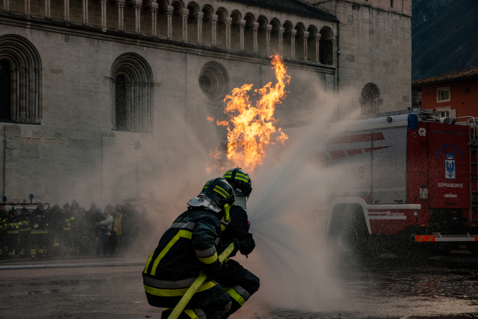 Locandina dell'evento Trento accende i riflettori  sui vigili del fuoco volontari